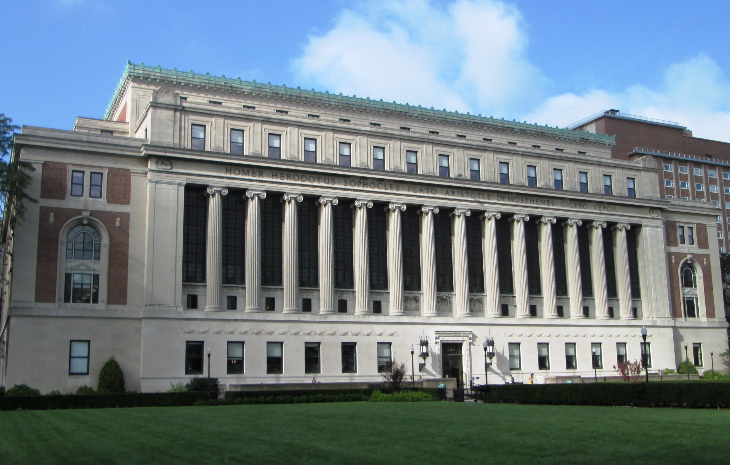 2014_Columbia_University_Butler_Library_from_east